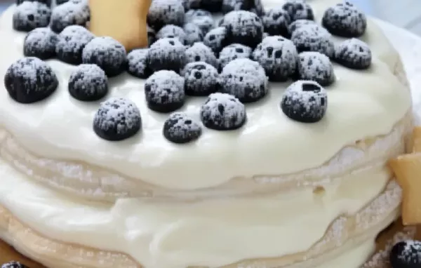 Köstliche Heidelbeer-Obers-Torte mit knusprigem Mürbteigboden