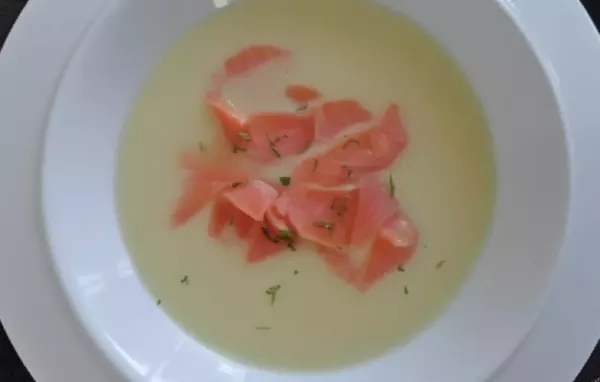 Köstliche Kartoffelsuppe mit zartem Lachs - ein wärmendes Gericht für kalte Tage!