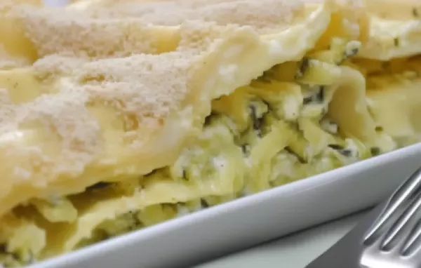 Köstliche Lasagne mit frischem Gemüse und würziger Sauce