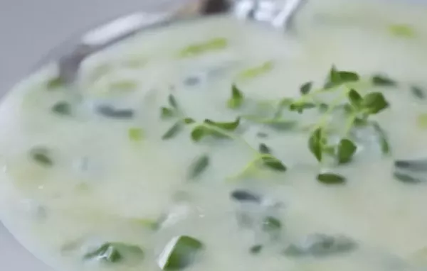 Köstliche Lauchsuppe mit frischem Gemüse und würziger Brühe