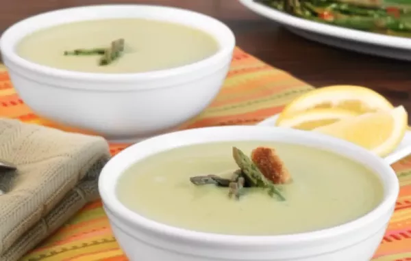 Köstliche Spargelcremesuppe mit einer würzigen Note von Kräuterseitlingen