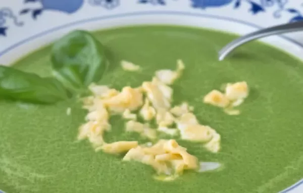 Köstliche Spinatsuppe mit pochiertem Ei