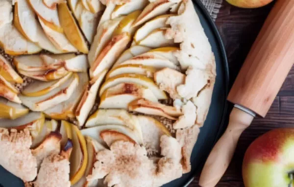 Köstliche Tarte Tatin mit knusprigem Mürbeteigboden