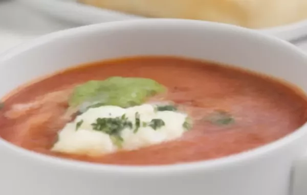 Köstliche Tomatensuppe mit cremigen Parmesan-Nockerl