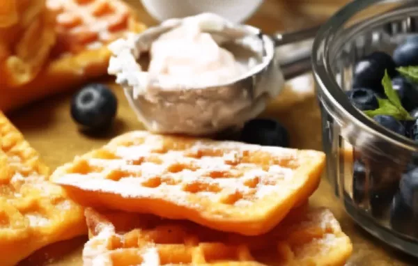 Köstliche Waffeln mit einer Kugel Vanilleeis und frischen Früchten