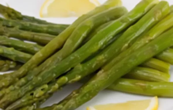 Köstlicher gebratener Spargel mit einem Hauch von Knoblauch und Parmesan.