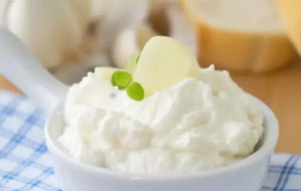 Köstlicher Käse-Dip mit würzigem Knoblauch