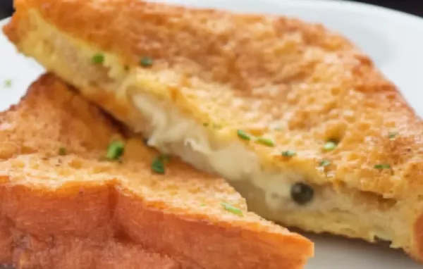 Köstlicher Mozzarella-Toast mit frischen Tomaten und Basilikum