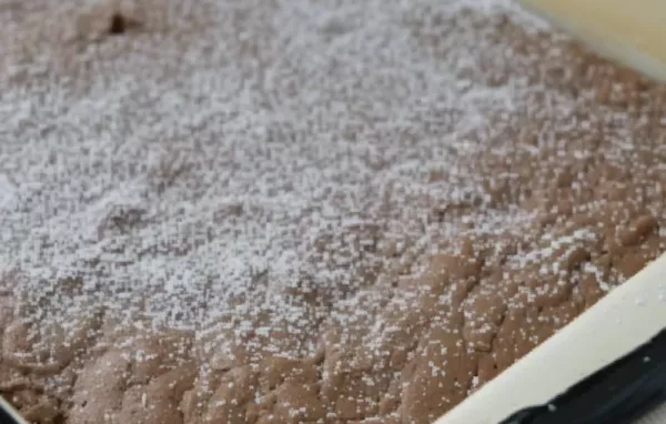 Köstlicher Schokoladenkuchen mit einem Hauch von Vanille und einem saftigen, schokoladigen Inneren