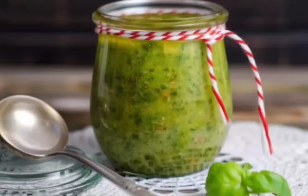 Köstliches Basilikumpesto mit gerösteten Pinienkernen