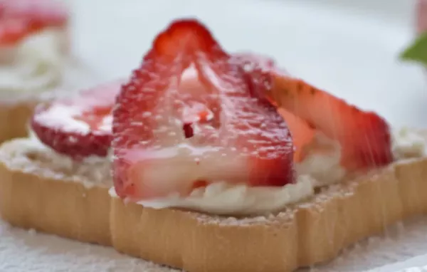 Kokos-Zwieback-Snack mit Erdbeeren