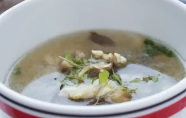 Kraftige Hühnersuppe mit Pilzen - Ein wärmender Genuss für kalte Tage