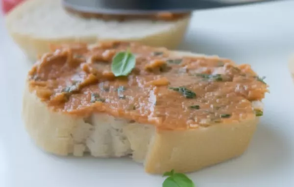 Leckere Basilikumbutter mit frischen Tomaten