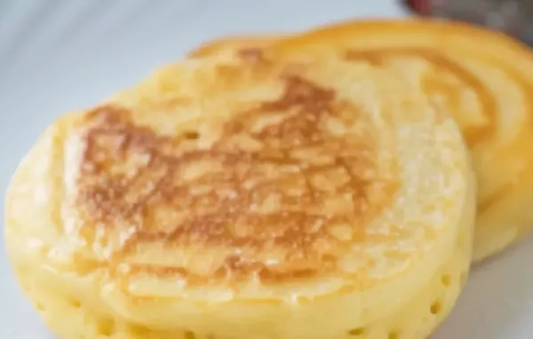 Leckere Buchweizenpfannkuchen gefüllt mit geräuchertem Lachs und cremiger Avocado