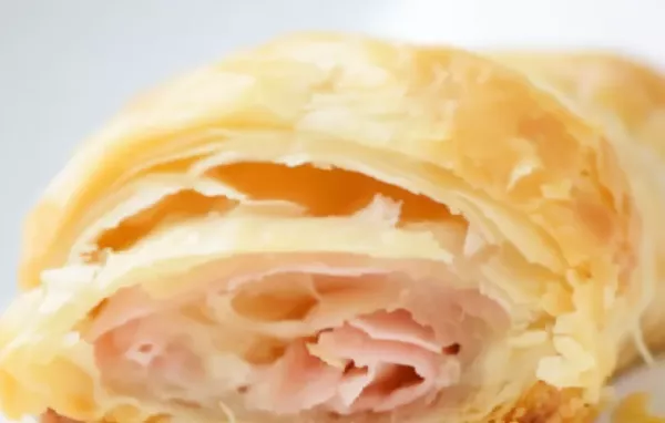 Leckere gefüllte Croissants mit saftigem Schinken und köstlichem Käse