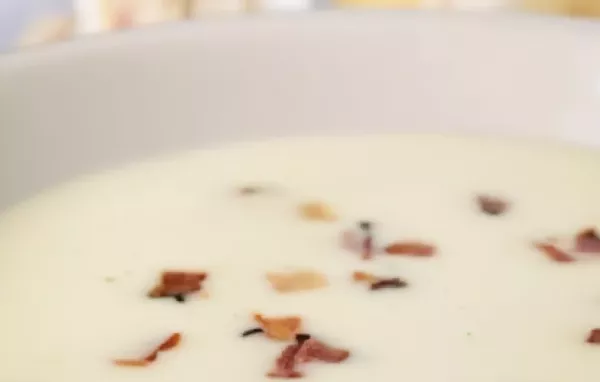 Leckere Knoblauchsuppe mit knusprigem Speck