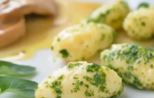 Leckere Kräuternockerl mit frischen Kräutern und Parmesan