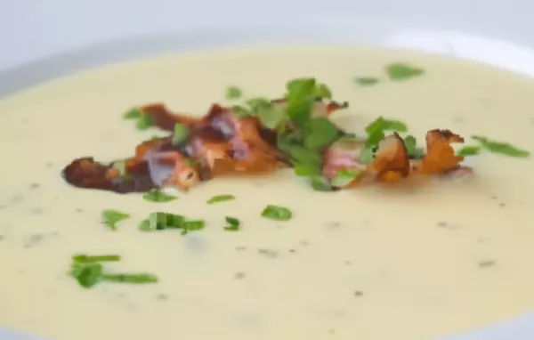 Leckere Kräutersuppe mit knusprigem Speck