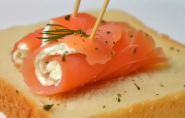 Leckere Lachsrollen mit cremigem Frischkäse und peppigem Rucola