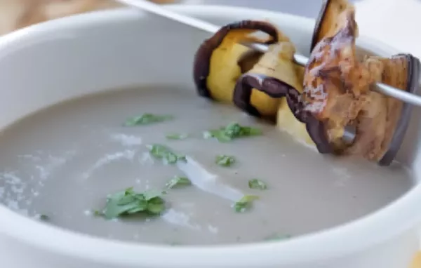 Leckere Melanzanicremesuppe mit Tomaten und Basilikum