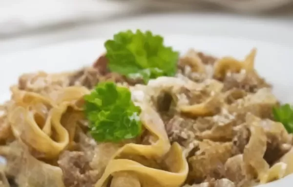 Leckere Pasta mit einer cremigen Walnuss-Weinsauce und frischen Kräutern