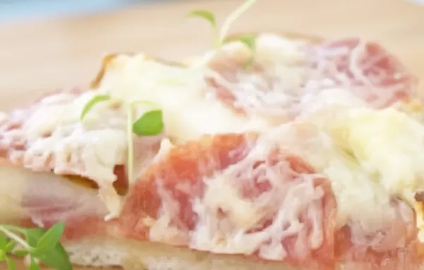 Leckere Salamipizza mit saftigen Birnen und würziger Salami