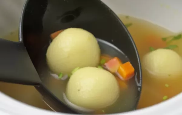 Leckere Suppe mit Hausgemachten Mehlknödeln