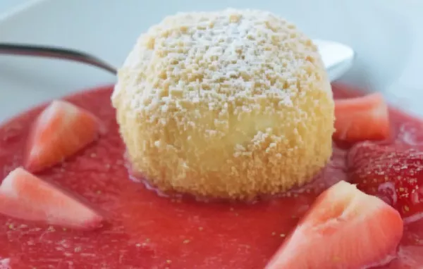 Leckere Topfenknödel mit fruchtiger Erdbeersauce