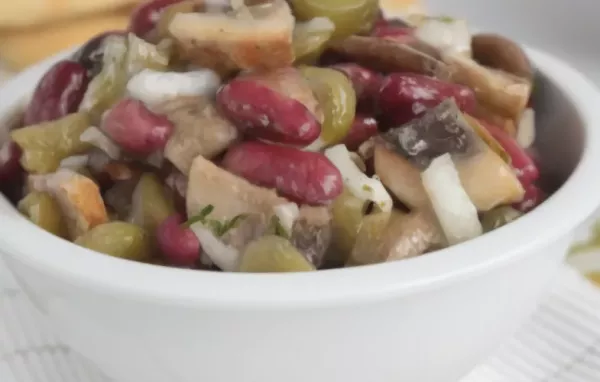 Leckerer Bohnensalat mit frischen Pilzen