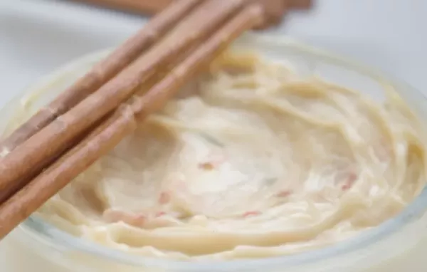 Leckerer Käsedip mit frischen Kräutern und knusprigem Brot