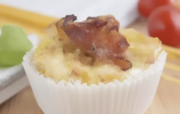 Leckerer Nudel-Muffin mit würziger Carbonarasauce