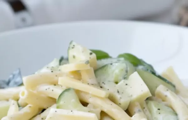 Leckerer Nudelsalat mit cremigem Käsedressing