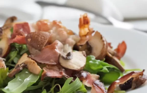 Leckerer Pilz-Speck Salat mit frischen Zutaten