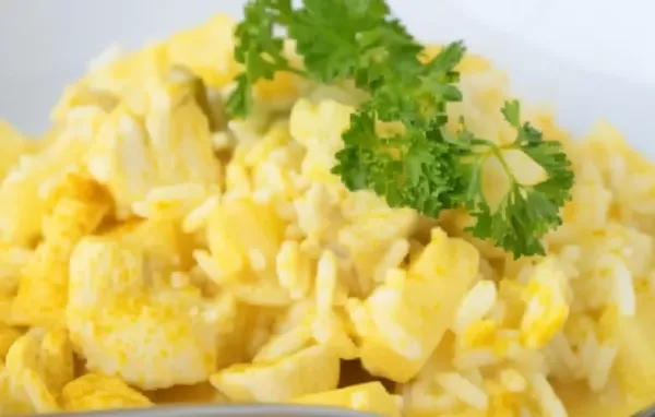 Leckerer Reissalat mit zartem Hühnerfleisch und frischem Gemüse