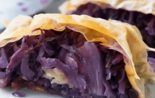 Leckerer Rotkrautstrudel mit einer Füllung aus Maroni und Kräutern