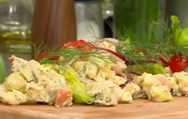 Leckerer Salat mit geräuchertem Fisch und frischem Gemüse