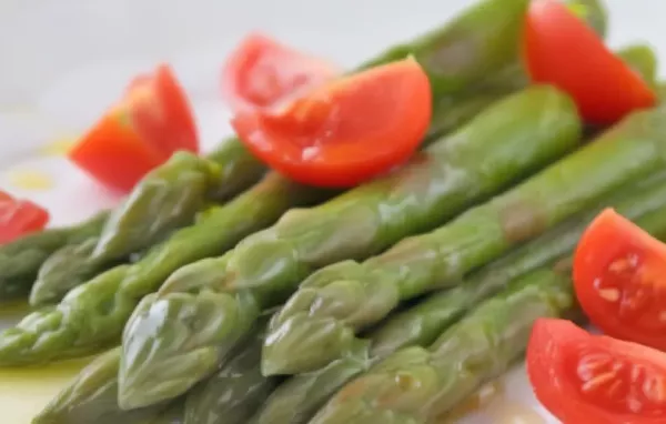 Leckerer Spargelsalat mit frischen Tomaten