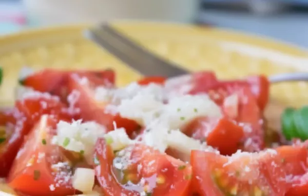 Leckerer Tomatensalat mit aromatischem Balsamico Dressing