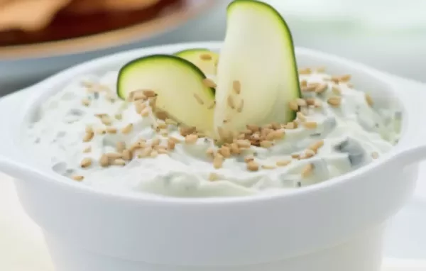 Leckerer und frischer Zucchini-Dip zum Dippen und Verfeinern.