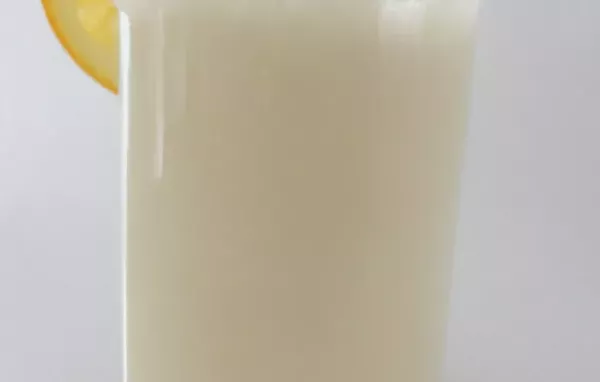 Leckerer und gesunder Drink mit Äpfeln, Karotten und Joghurt