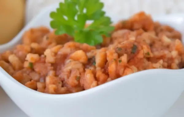 Leckerer veganer Aufstrich mit frischen Tomaten