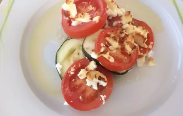 Leckerer Zucchini-Tomaten-Auflauf mit würziger Hackfleischsoße und Käse überbacken