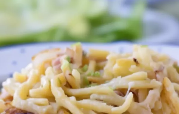 Leckeres Käsespätzle Rezept mit knusprigem Speck