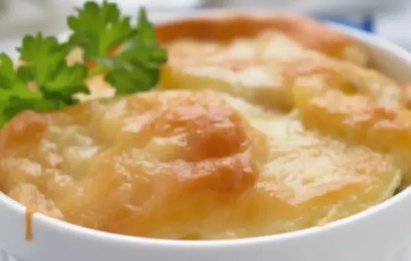 Leckeres Kartoffelgratin mit würzigem Käse überbacken