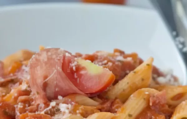 Leckeres Pasta-Gericht mit würziger Salami und feurigen Chilischoten