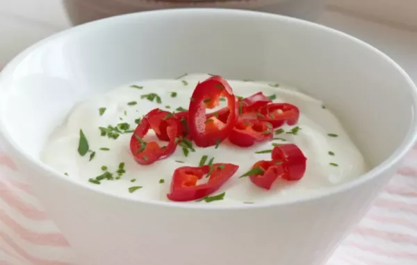 Leckeres Rezept für eine feurige Chili-Joghurt-Sauce