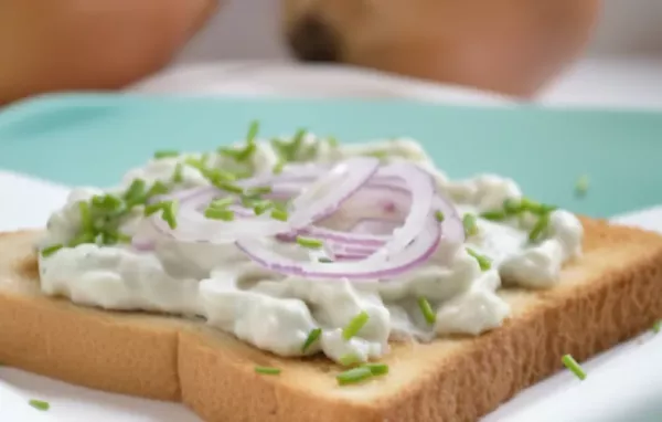 Leckeres Rezept für eine Zwiebelcreme auf Toastbrot