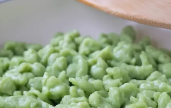 Leckeres Rezept für selbstgemachte Spinatspätzle mit geriebenem Parmesan