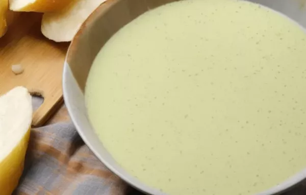 Leckeres und einfach zu kochendes Rezept für eine deutsche Zucchinicremesuppe