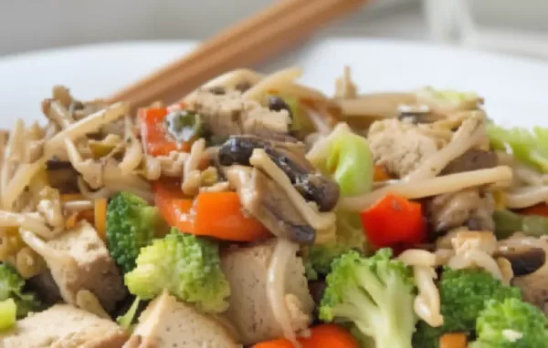 Leckeres vegetarisches Wok-Gericht mit Tofu und frischem Gemüse